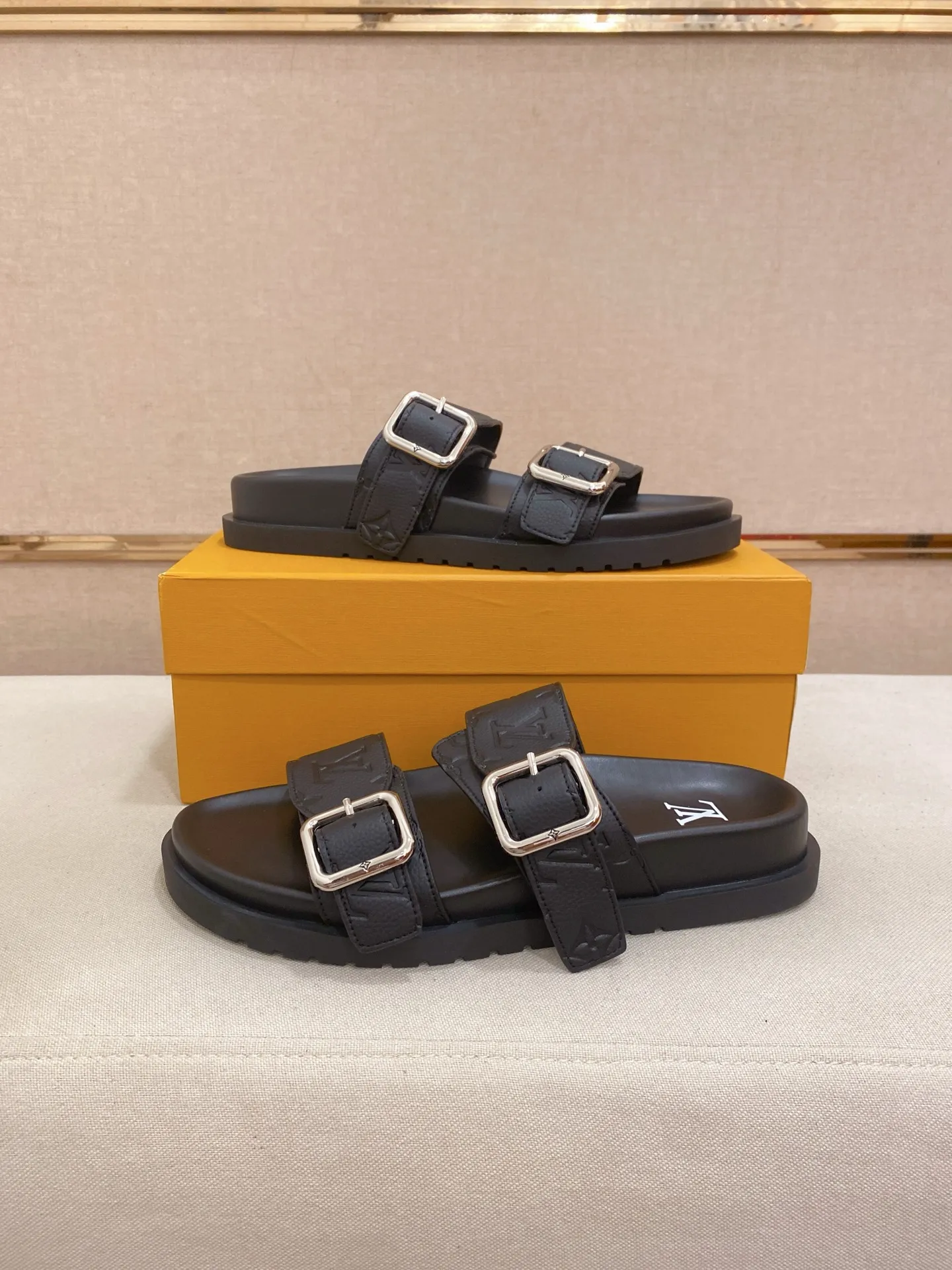 Factory price: 340💰Made by LV🔍Top purchasing agent, synchronized with men's spring and summer slippers counters. The uppers are made of cowhide imported from Italy, with logo graphics and high-quality craftsmanship. Soles: original soles specially provided by the original factory. Exclusive molded soles are super comfortable. Original factory follow-up orders. High quality. You can enter and exit the counter at will. Welcome to compare. Code number is 38-44.